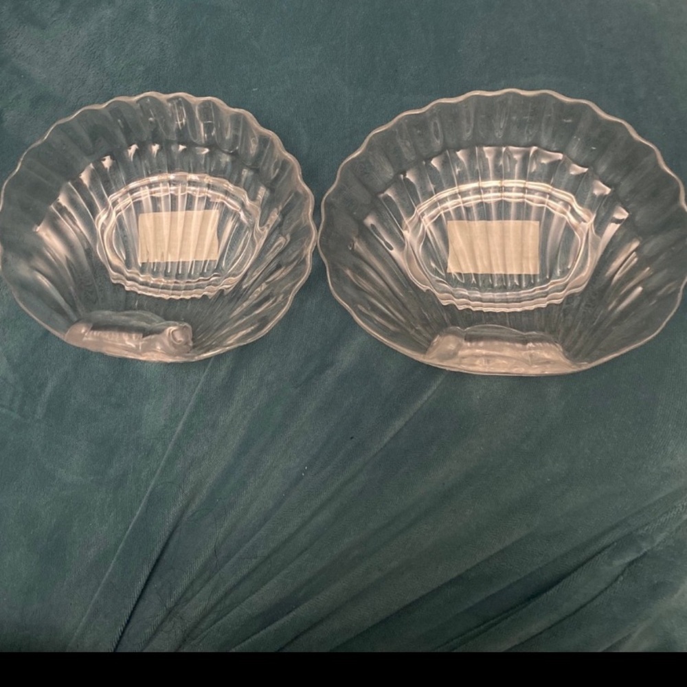 2 Shell Plastic soap dishes